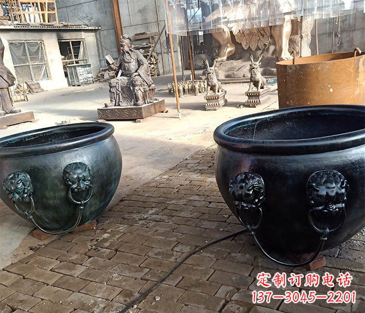 保定铜雕制的水缸摆件