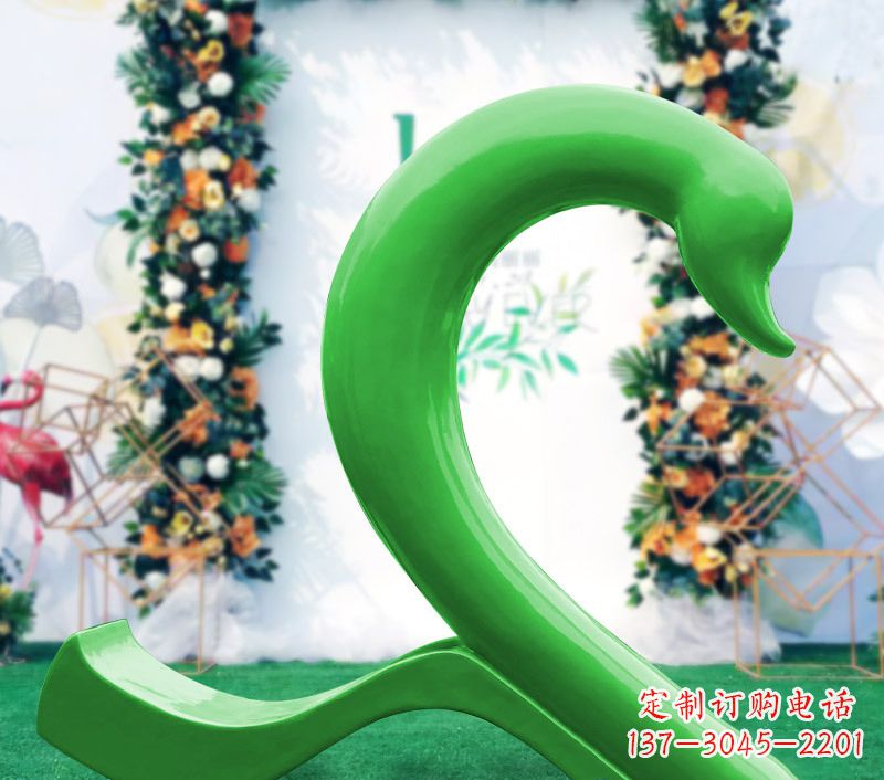 保定新颖抢眼的玻璃钢爱心天鹅雕塑