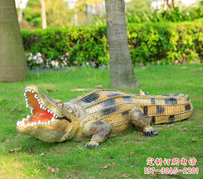 保定玻璃钢鳄鱼 草坪绿地仿真动物雕塑