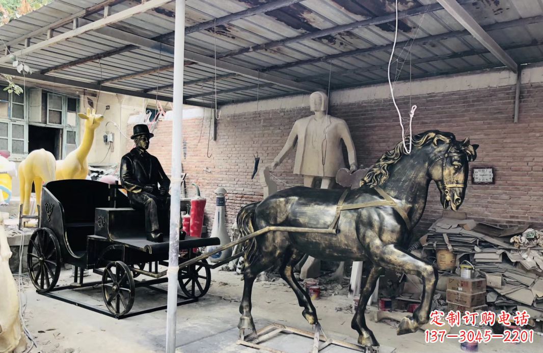保定玻璃钢仿铜马车雕塑——给广场景观增添绚丽色彩