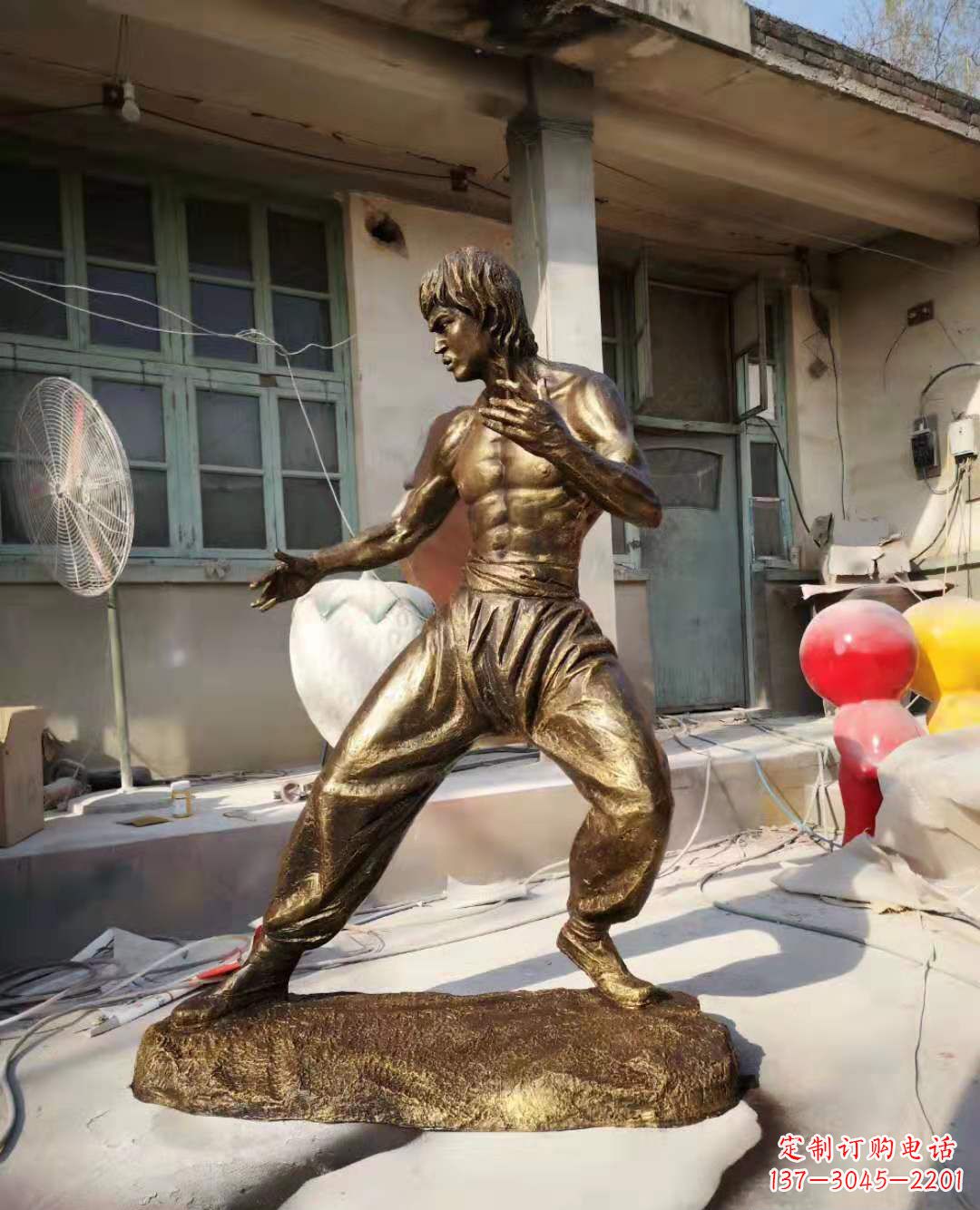 保定玻璃钢仿铜李小龙雕塑广场电影明星人物雕塑 (4)