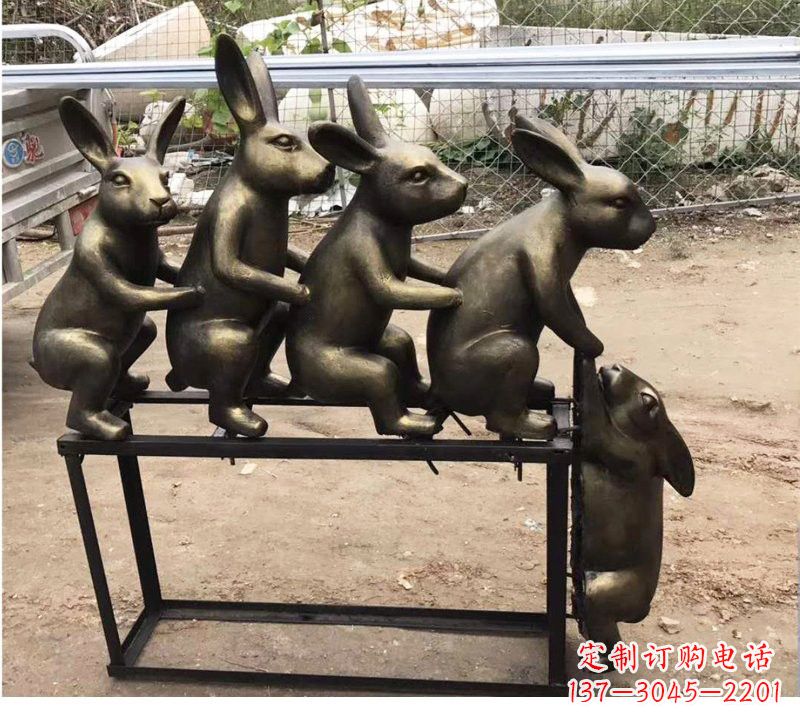 保定玻璃钢兔子雕塑仿铜玩耍的兔子