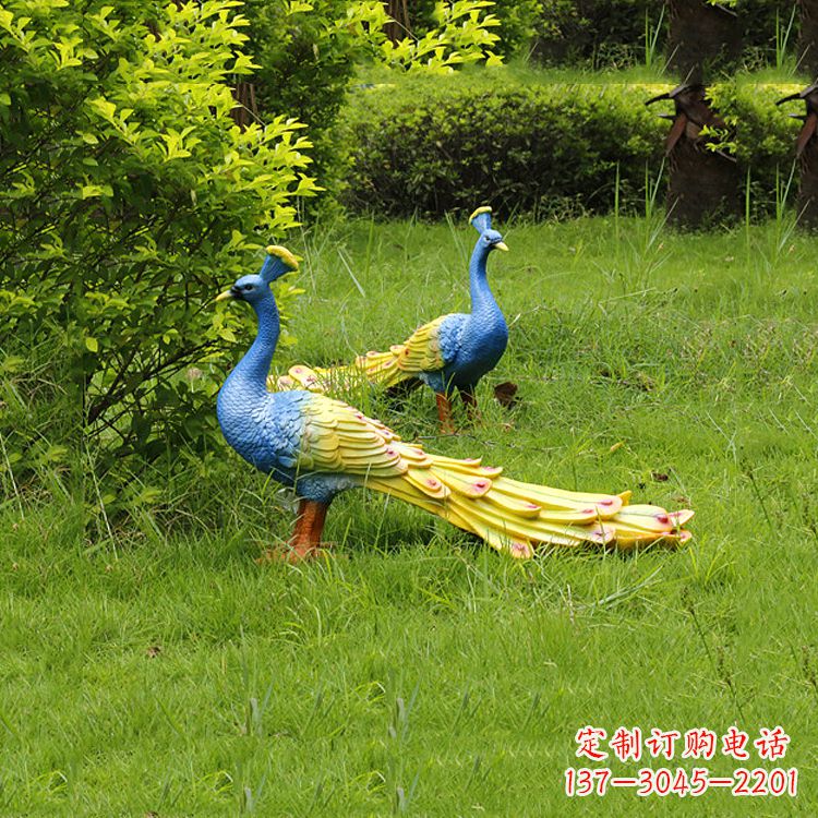 保定玻璃钢孔雀雕塑——艺术点缀公园草坪