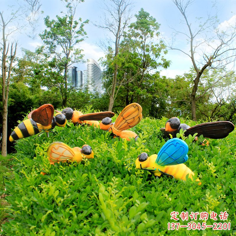 保定公园草丛中的蜜蜂雕塑