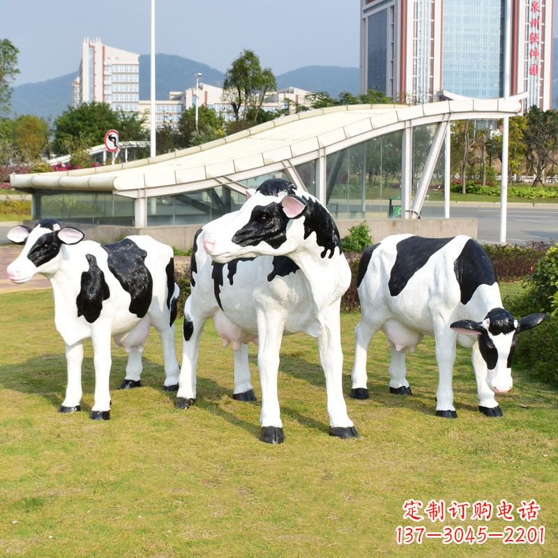 保定玻璃钢制作的仿真奶牛雕塑——装点园林草坪