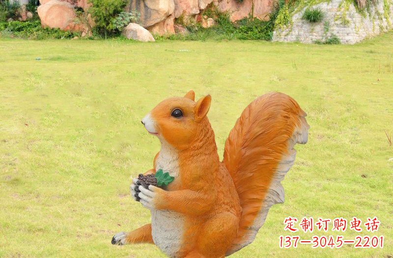 保定玻璃钢制作的松鼠雕塑