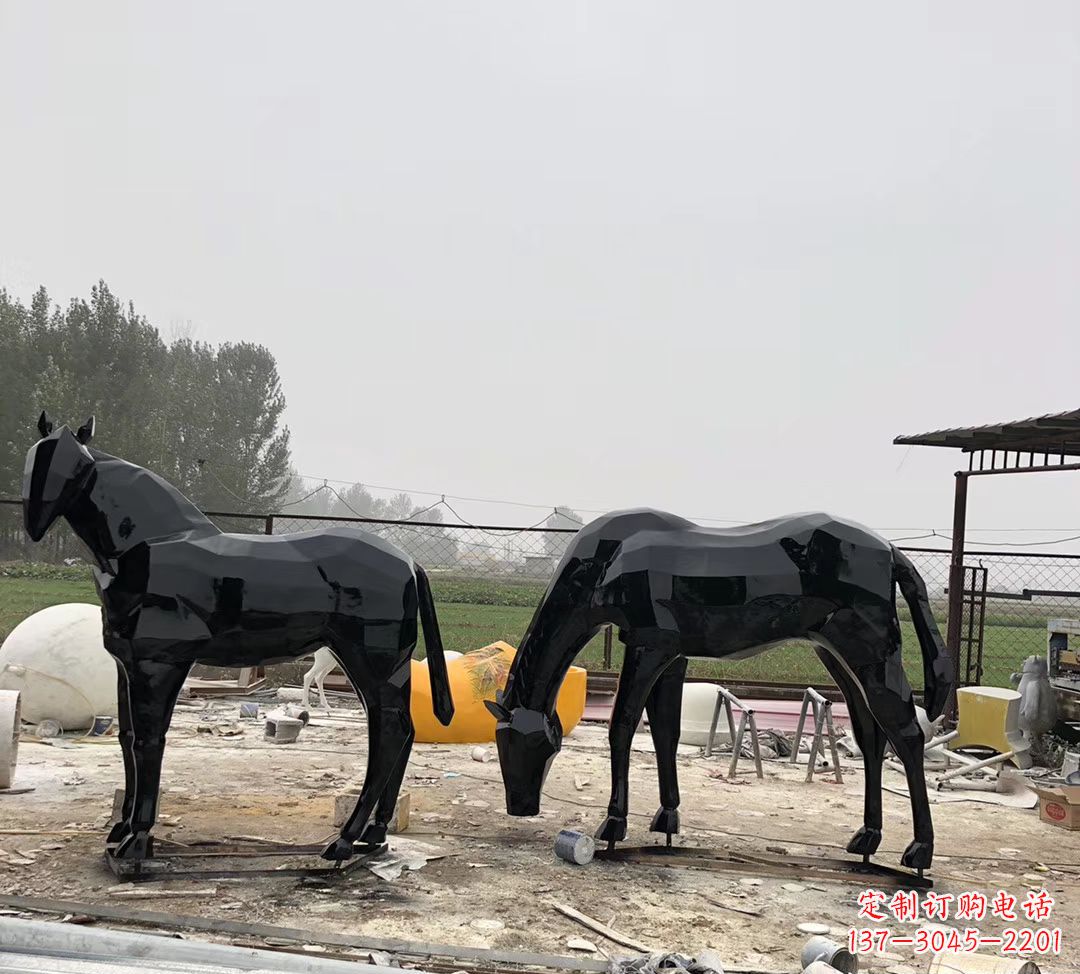 保定玻璃钢几何吃草马雕塑公园动物玻璃钢马雕塑 (4)