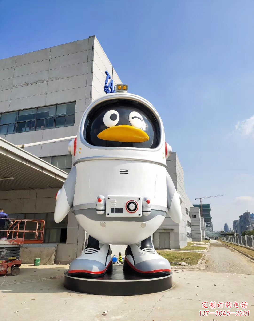 保定玻璃钢太空企鹅雕塑 