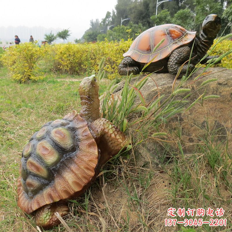 保定玻璃钢乌龟园林草丛动物雕塑摆件