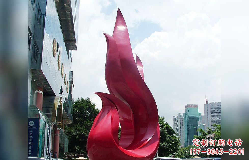 保定孔雀广场的不锈钢雕塑