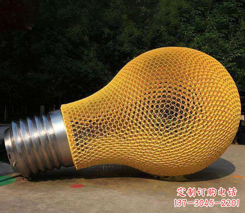 保定不锈钢灯泡雕塑灯光下的美丽
