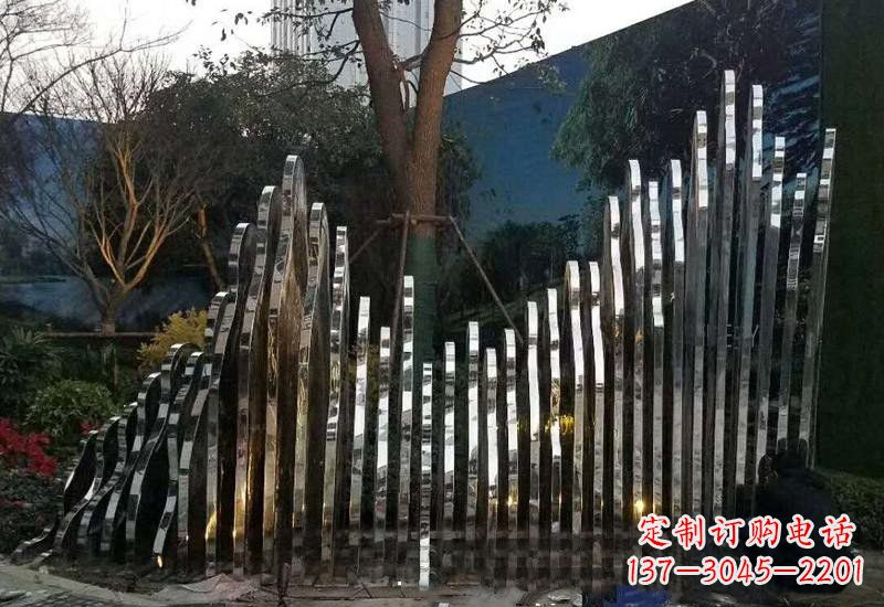 保定不锈钢公园里的假山雕塑