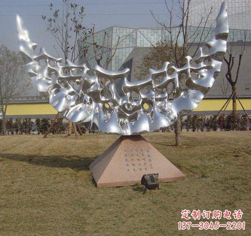 保定不锈钢月亮雕塑象征着无尽的美丽