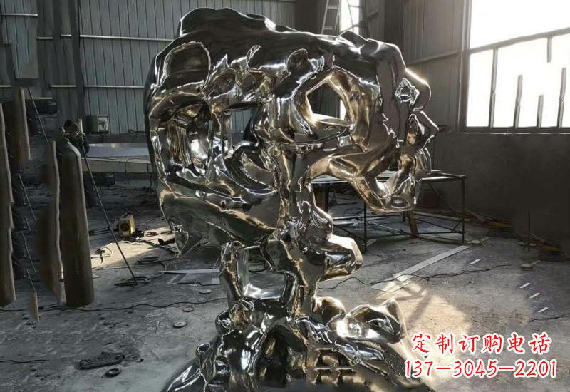 保定太湖石雕塑不锈钢公园的镜面之美