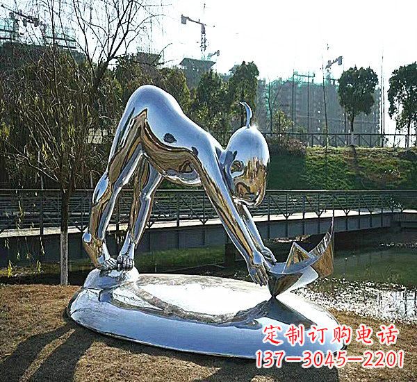 保定不锈钢公园拿折纸船的儿童雕塑