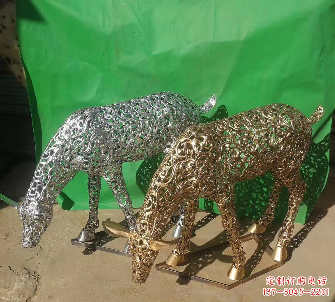 保定不锈钢广场上的梅花鹿雕塑
