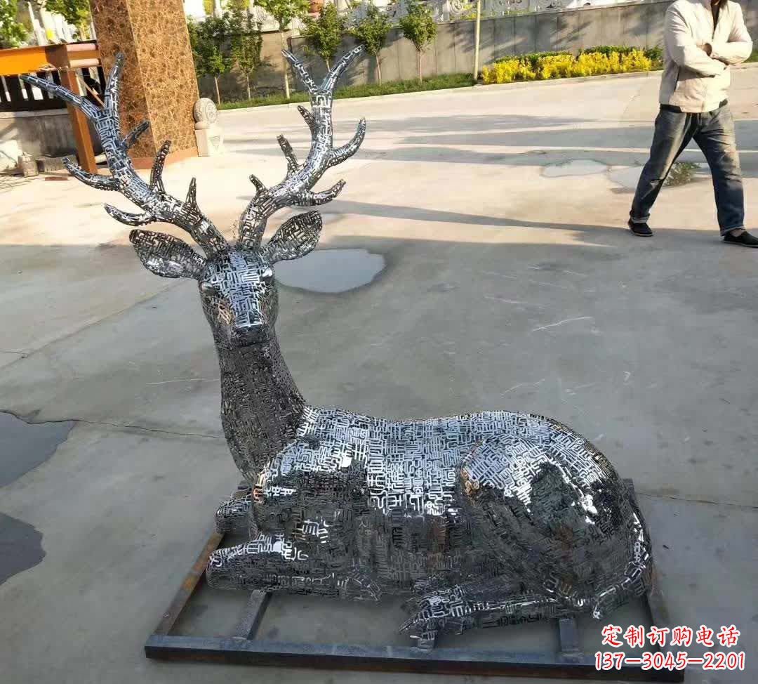 保定梅花鹿雕塑点缀不锈钢广场星空
