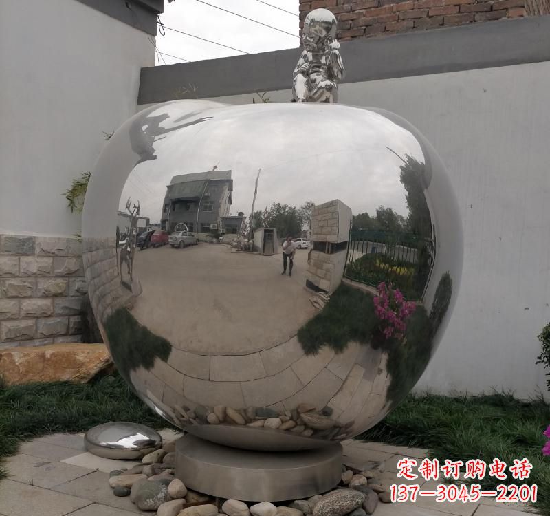 保定不锈钢金色苹果雕塑古典与现代的结合