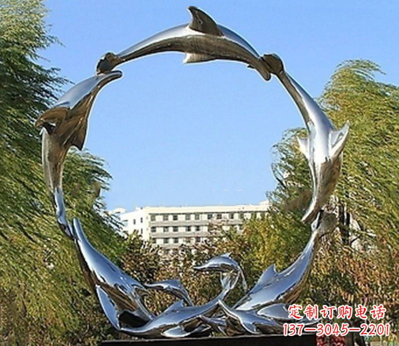 保定该雕塑的内容、设计理念和文化意义。
