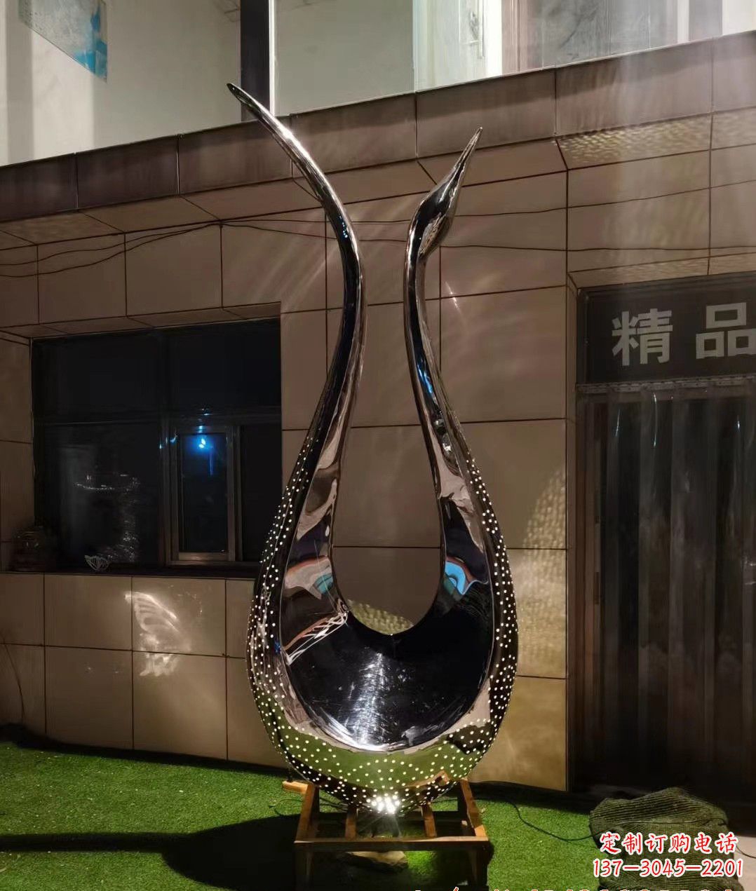 保定不锈钢镜面天鹅雕塑——象征着美丽与坚强