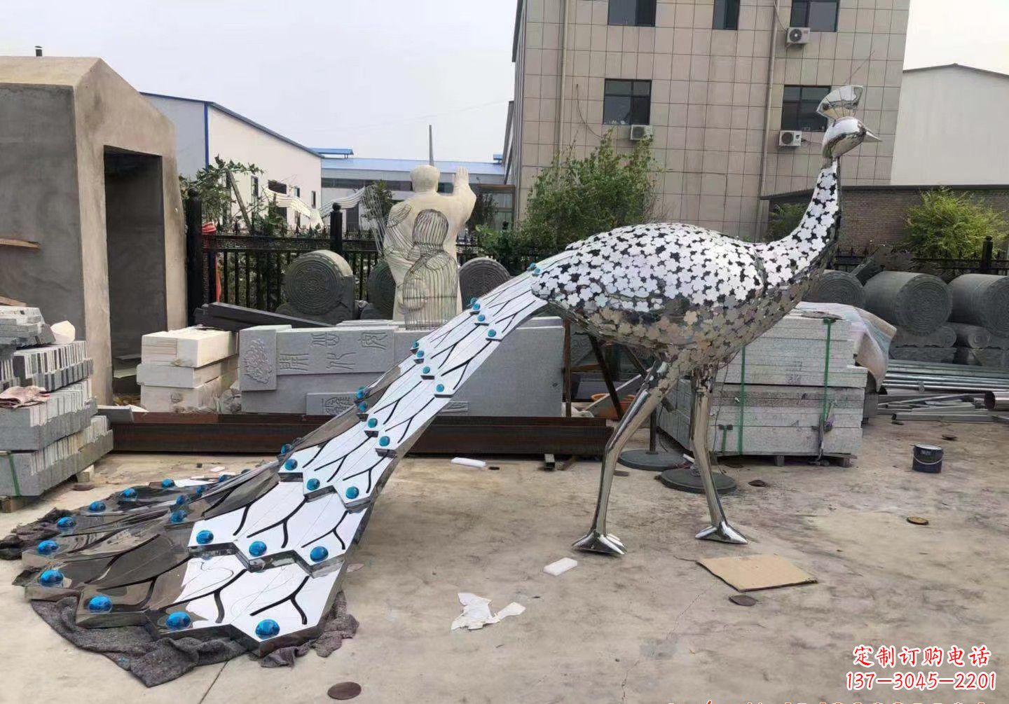 保定不锈钢孔雀雕塑象征着美丽的自然