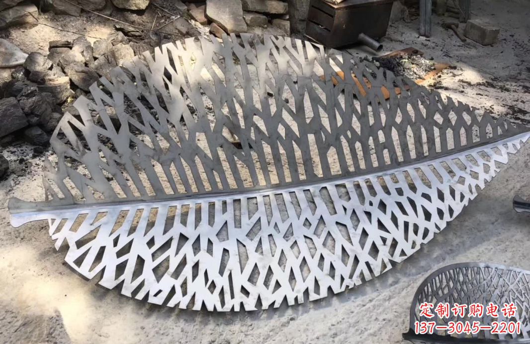 保定不锈钢镂空树叶雕塑艺术的精美结合