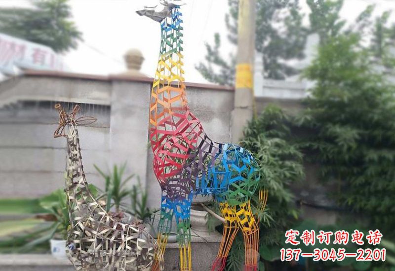 保定长颈鹿雕塑优雅而古典的艺术