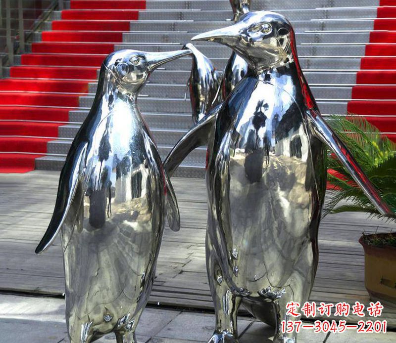 保定不锈钢企鹅雕塑传递着浓浓爱意
