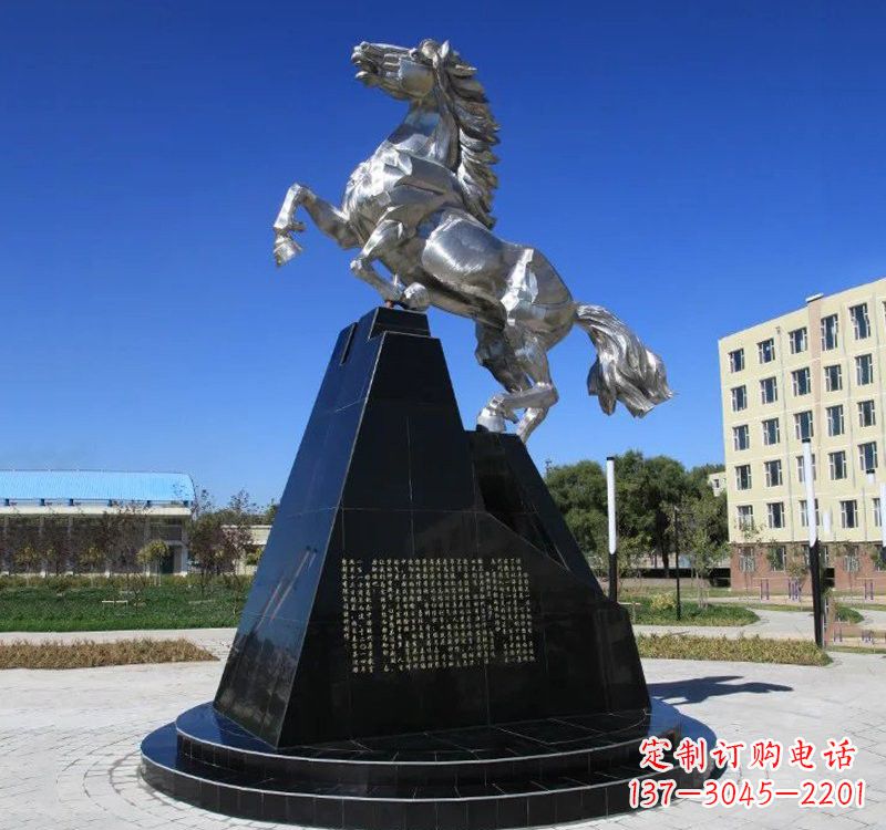 保定不锈钢企业广场上的马雕塑