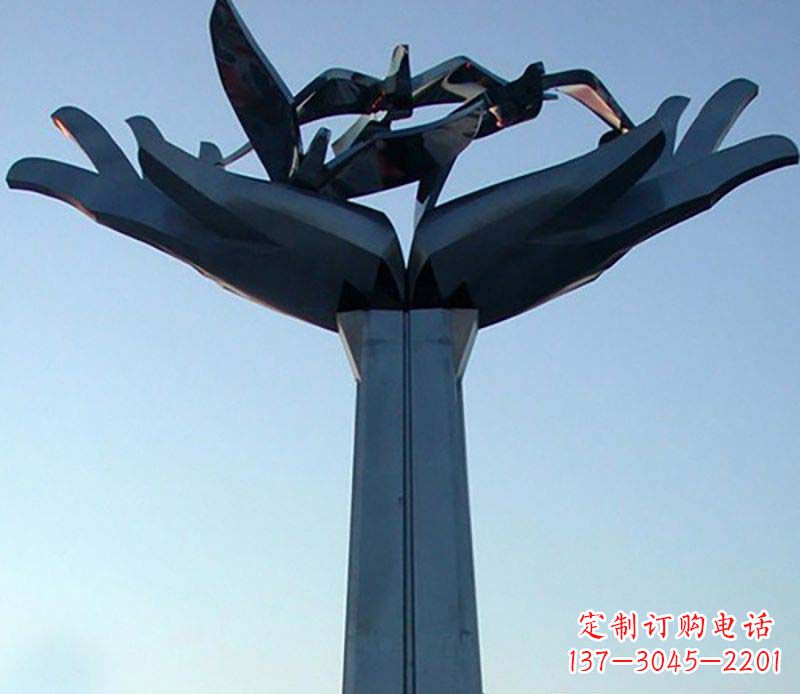 保定不锈钢手托鸽子雕塑象征着和平与爱