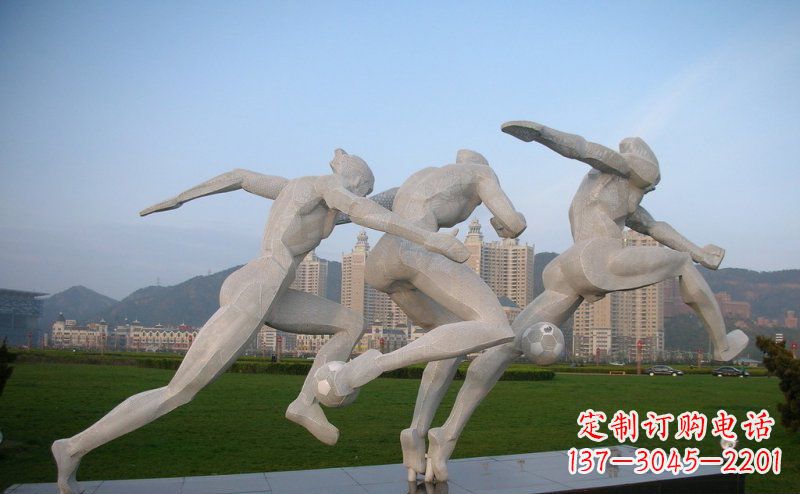 保定不锈钢踢足球的人物公园景观雕塑