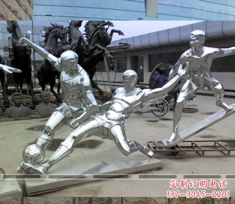 保定玩足球的不锈钢雕塑