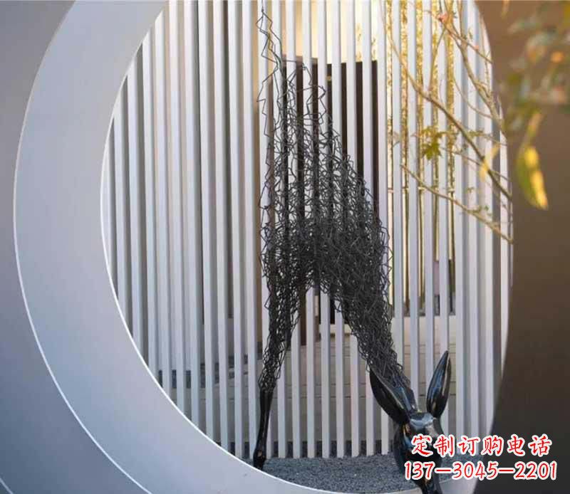 保定不锈钢小区的长颈鹿雕塑