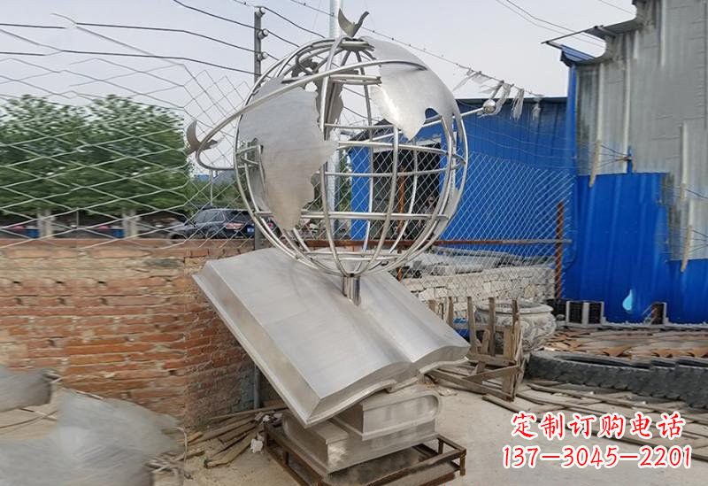 保定不锈钢校园里的地球雕塑