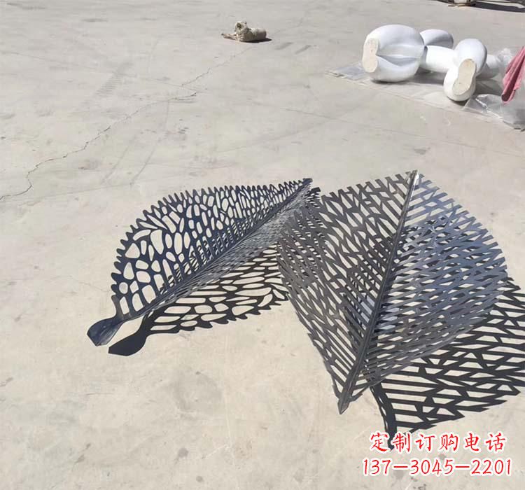 保定不锈钢园林镂空树叶雕塑给空间增添美感