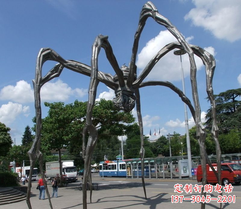 保定蜘蛛侠雕塑点缀不锈钢的景观