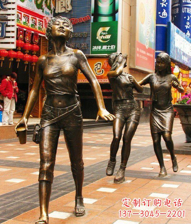 保定步行街逛街的女孩人物铜雕
