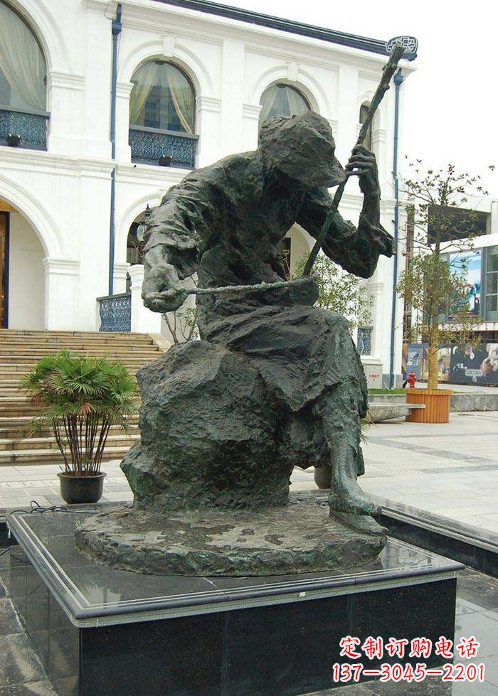 保定步行街拉二胡的人物景观铜雕