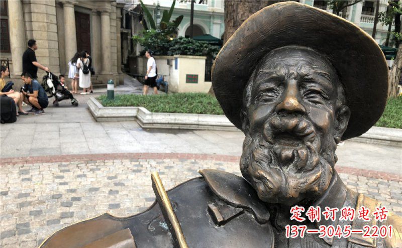 保定步行街拉小提琴的老人景观铜雕