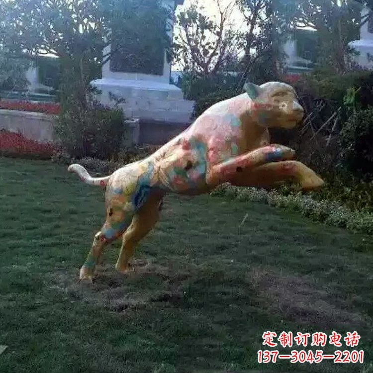 保定彩绘豹子玻璃钢雕塑-草坪绿地动物摆件