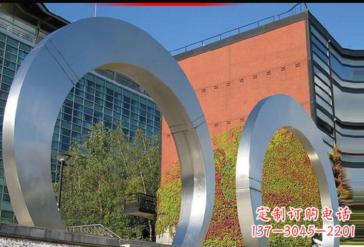 保定城市空间里的不锈钢圆环雕塑
