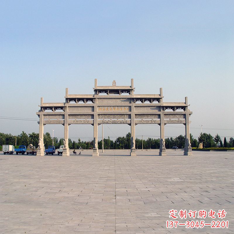保定精美石雕牌坊点缀城市广场