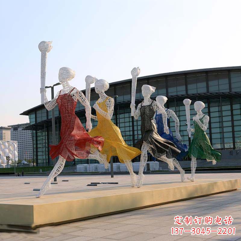 保定城市街道广场持火炬跑步的美女雕塑
