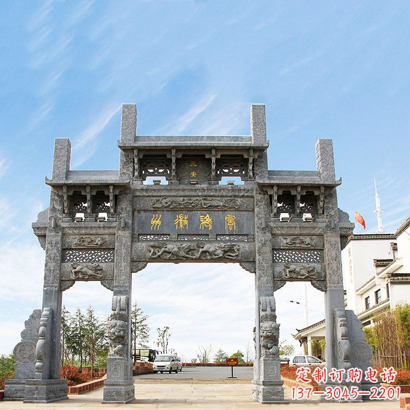 保定城市园林中精美的牌坊雕塑