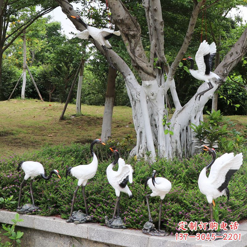 保定池塘中的雕塑仙鹤