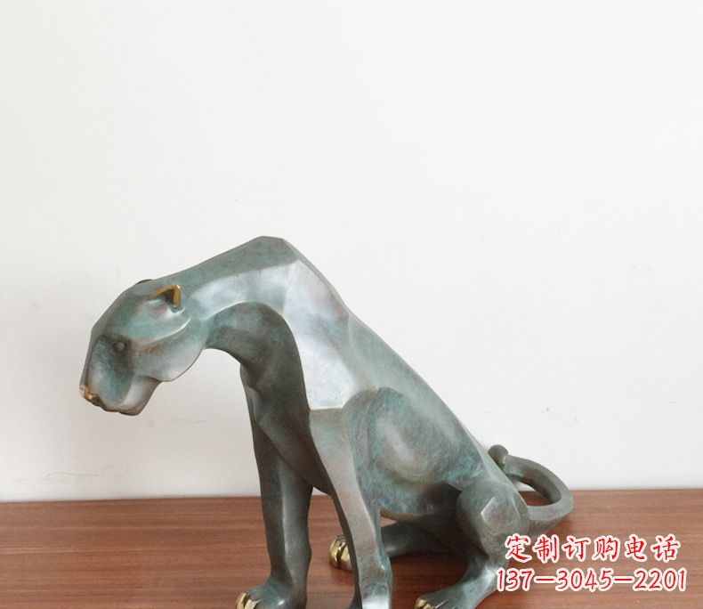 保定绚丽多彩的豹子动物铜雕