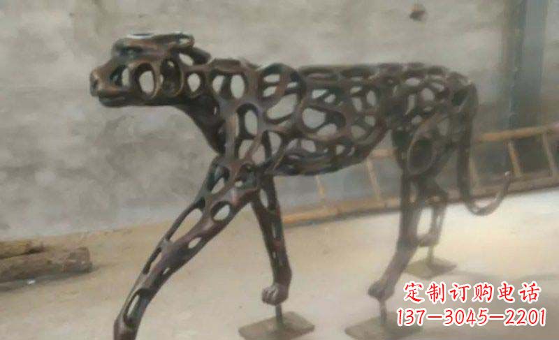 保定珍贵的豹雕塑——金钱豹公园的标志