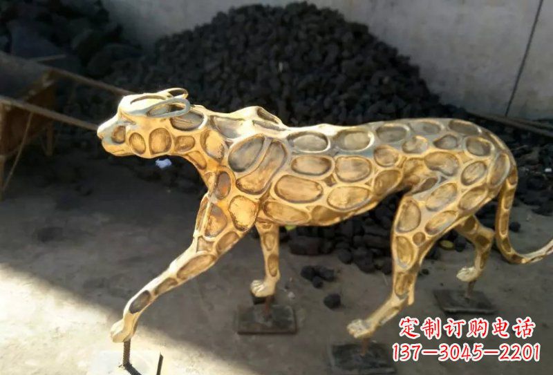 保定青铜豹雕塑象征着非凡力量与威严