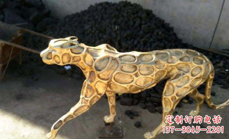 保定雄健的豹雕塑
