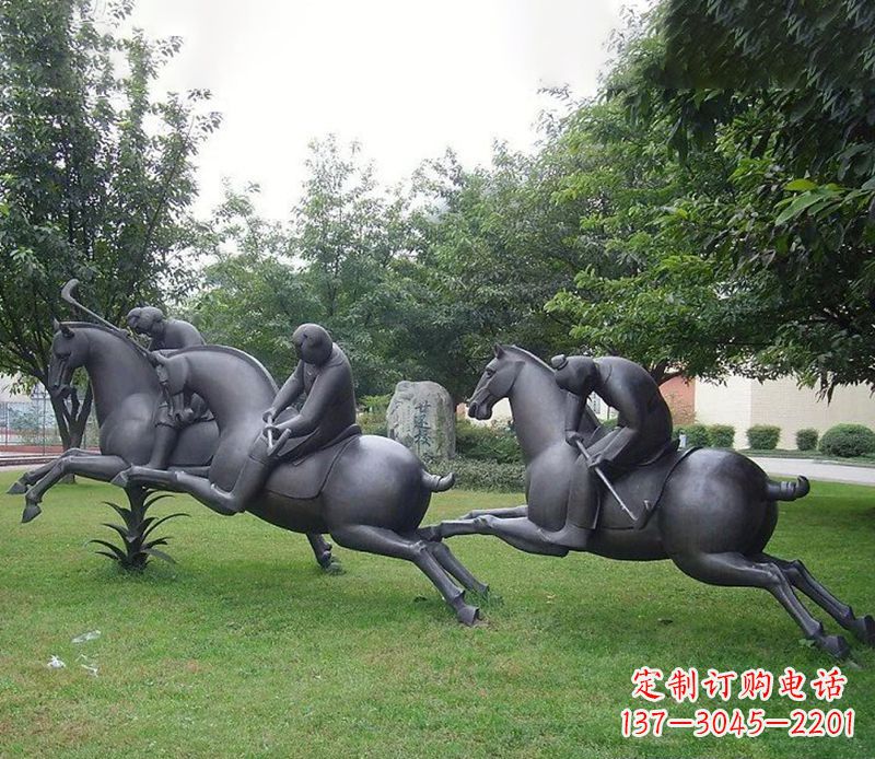 保定以骑马雕塑展示抽象人物